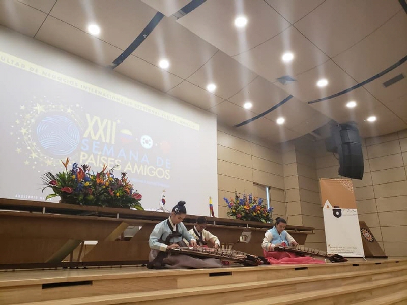 Presentación de Gayageum en la XXII Semana de Países Amigos en Tunja. | Instituto Sejong Bogotá